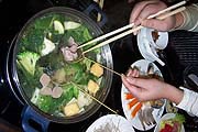 Sehr gesellig: sie bereiten ihr Zutaten selbst im Fonduetopf am Tisch zu (Foto: Marikka-Laila Maisel)